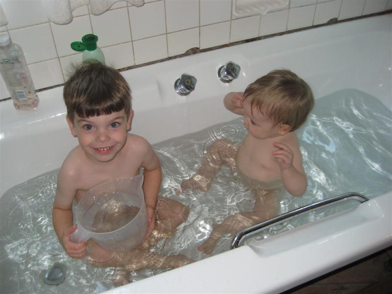 Jess_UKVisit2008 (12).JPG - UK - Bath time - Good thing for the "strategic" bucket big brother.
